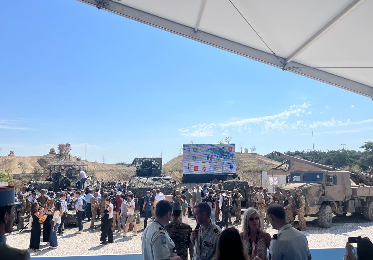 Live demonstrations by the French Armed Forces and manufacturers.